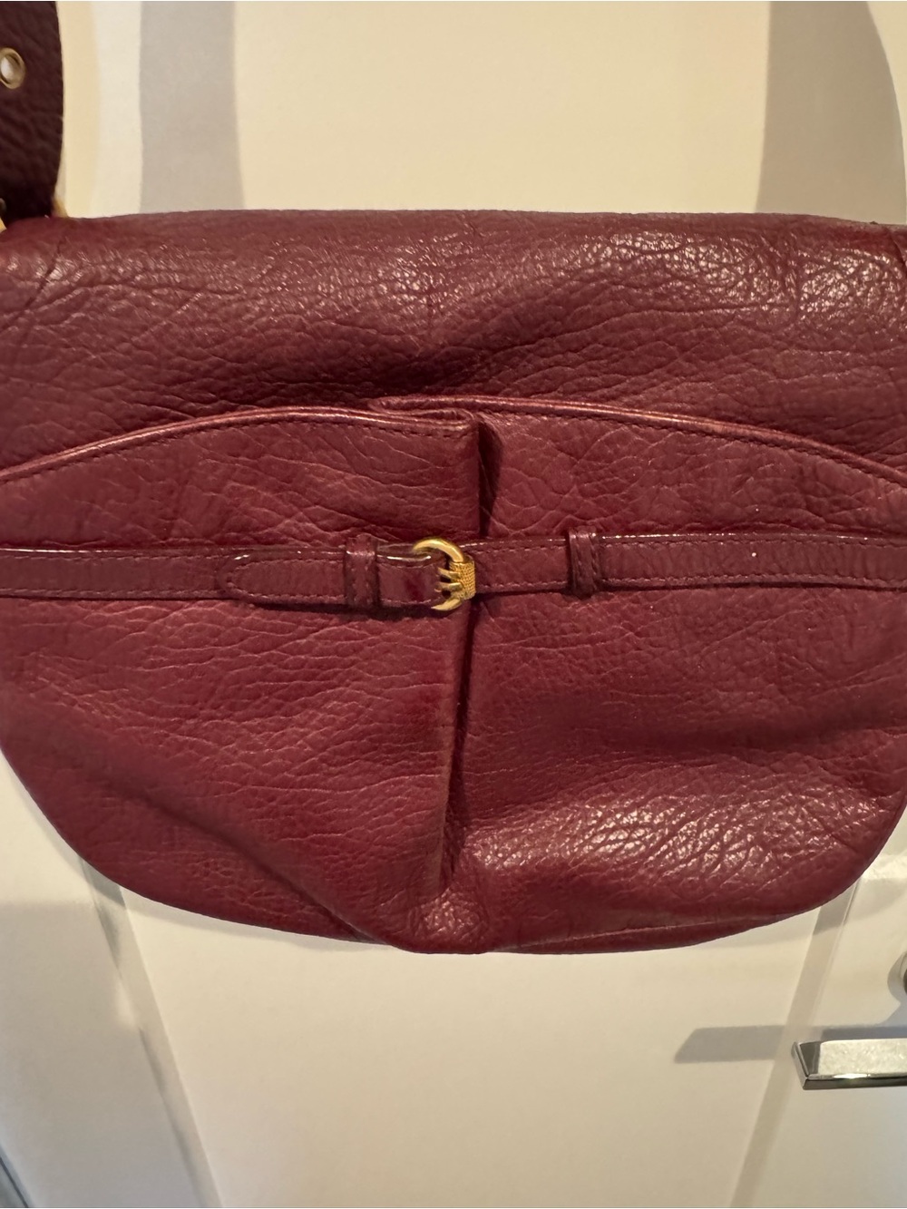 Marc Jacobs: Leather Crossbody Bag in Burgundy with Gold Accents - Picture 6 of 6